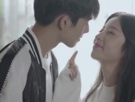 割双眼皮后无法闭眼 女子崩溃发声